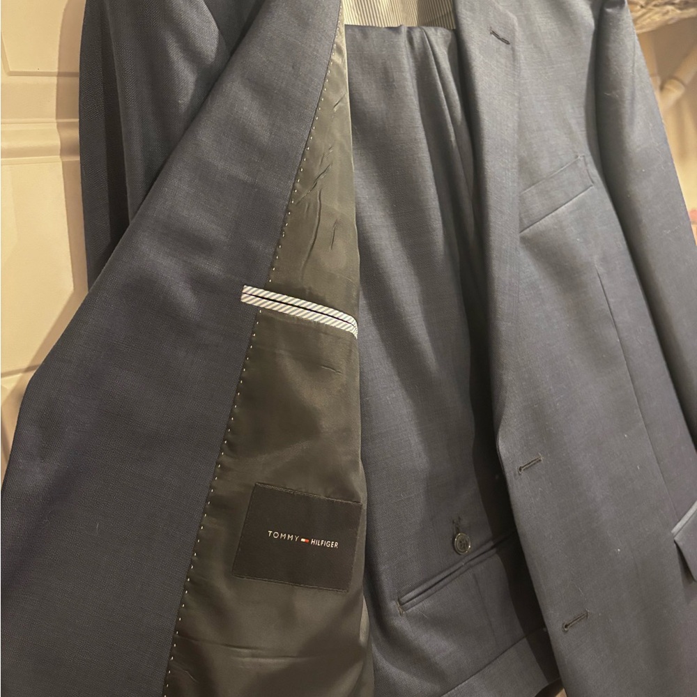 Tommy Hilfiger Black Suit Classic Elegance  Brand New - Picture 2 of 4